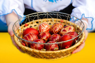 de ce se vopsesc ouale rosii de paste 2026 semnificatia traditiei respectate de romani in fiecare an 69d725f6a7587