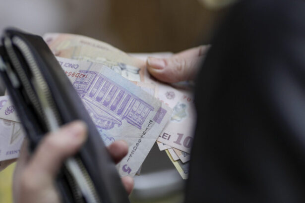 video cum ar putea economisi romanii bani in plus la pensie suma adunata va putea fi retrasa integral la pensionare 69ce9688a4fa1