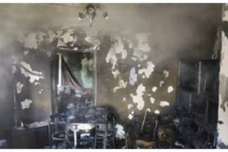 video femeie salvata dintr o casa in flacari la videle un jandarm si un politist au intervenit inainte de sosirea pompierilor 69dca7b72cb36