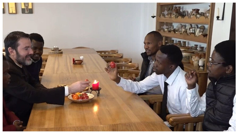 video sarbatoare fara granite paste in stil romanesc pentru studentii africani din iasi e ca si cum hristos invie in interiorul meu 69db876d74888