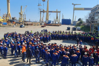 videofoto a 10 a zi de protest la santierul naval mangalia angajatii ies din nou in curte in ciuda deciziei guvernului privind salariile 69cd0a7f68716