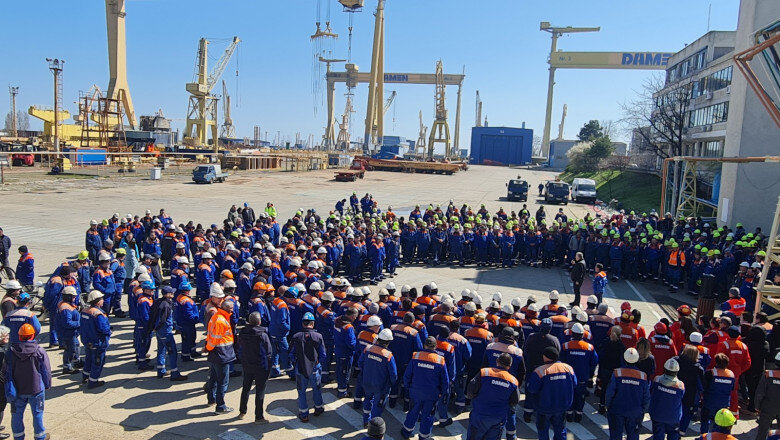 videofoto a 10 a zi de protest la santierul naval mangalia angajatii ies din nou in curte in ciuda deciziei guvernului privind salariile 69cd0a7f68716