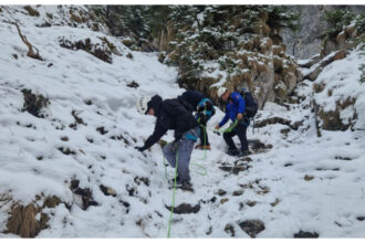 videofoto interventie dificila in piatra craiului doi turisti blocati pe un traseu acoperit de gheata au fost salvati de jandarmi 69db4f317937a