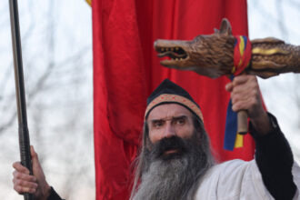 videofoto perchezitii in capitala intr un dosar de extremism online stegarul dac vizat dupa un clip cu salut nazist si imaginea lui eminescu 69cd20bebe7bd