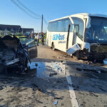 video accident grav intre un autocar care transporta mineri si un autoturism unul dintre soferi ar fi adormit la volan 6a1a8b7f6cf81