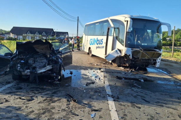 video accident grav intre un autocar care transporta mineri si un autoturism unul dintre soferi ar fi adormit la volan 6a1a8b7f6cf81