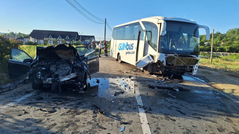 video accident grav intre un autocar care transporta mineri si un autoturism unul dintre soferi ar fi adormit la volan 6a1a8b7f6cf81